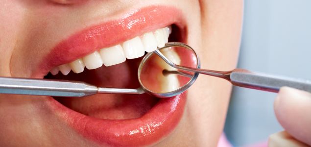 revisión de una prótesis dental